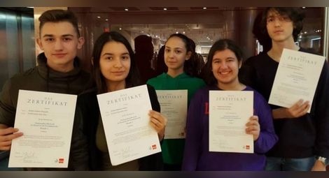 Петимата ученици от Дойче шуле, които получиха сертификати за добро представяне на състезанието по немски език в Ловеч. 	Снимка: Личен архив