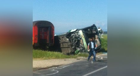 Жестока катастрофа в Македония: Влак помете автобус, 36 са ранени