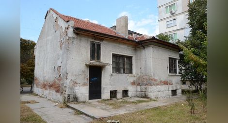 Събарят опасна къща на „Доростол“ 64