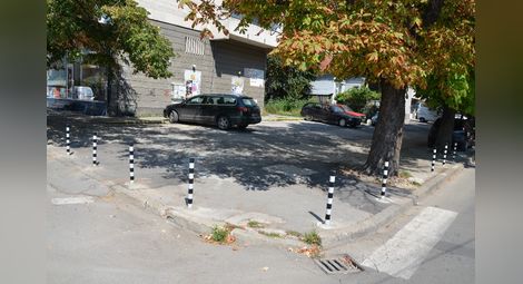 Колчета затвориха за автомобили тротоара в началото на „Плиска“