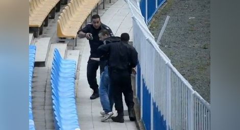 Екшън преди финала, полицаи насочиха пистолети срещу фенове на "Ботев" (Пд)