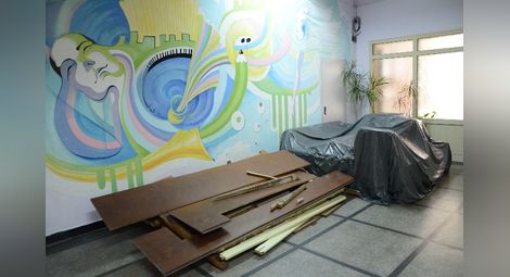 Опаковани пиана и зеещи прозорци посрещат в Училището по изкуствата