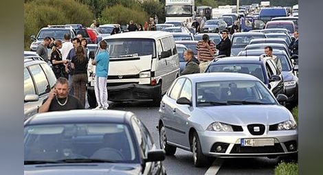 Над 100 коли се натресоха във верижна катастрофа в Англия 