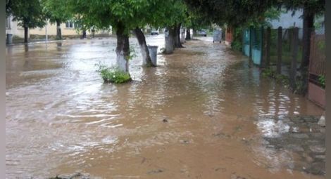 Нов потоп в Ружинци, жителите се опитват сами да спрат водата