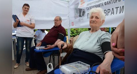 300 русенци си мериха кръвното  безплатно на централния площад