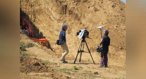 Японци снимат край Свещари филм за Омуртаговата могила и траките /галерия/