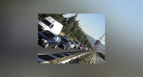 Две катастрофи затапиха трафика по Е-79 между Симитли и Благоевград