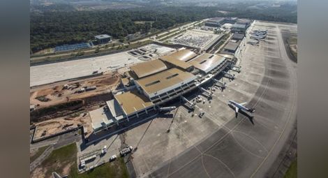 Срути се покрив от летище на Световното