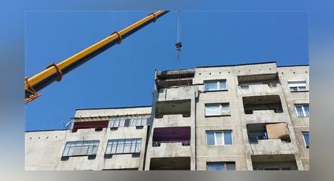 Панел се отцепи от жилищен блок и отнесе балкон