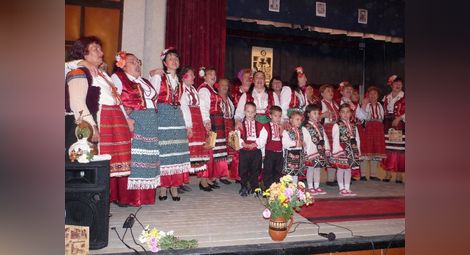 Самодейци от Кайраклия  пеят песен за Сваленик