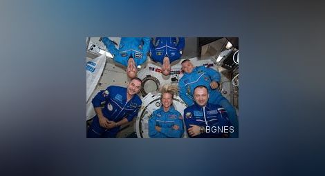 Трима космонавти от "Союз TMA-08M" се приземиха в казахстанската степ