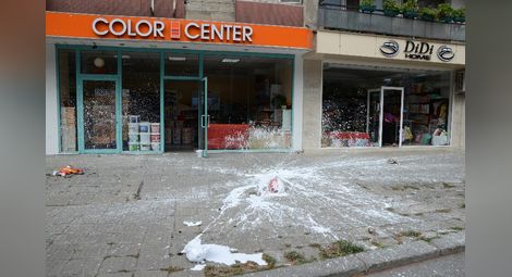 Буйна съседка омаза с бяла боя  тротоара и две витрини по „Борисова“
