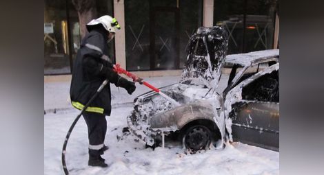 Кола пламна в движение в Русе, шофьорът се спаси по чудо