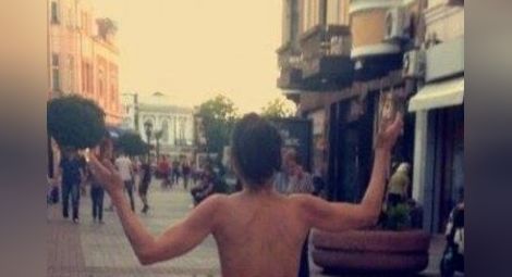 Полицаи преследват чисто гола жена из цял Пловдив