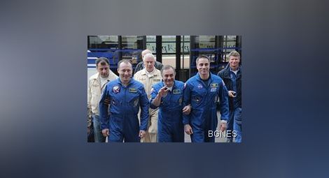Капсулата с трима космонавти от МКС се приземила "на сляпо"