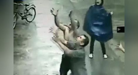 Спиращ дъха момент: Случаен минувач хвана бебе, паднало от прозорец (видео)