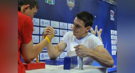 Пламен Димитров стигна полуфинал на европейското по канадска борба