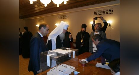 Патриарх Неофит гласува в българското посолство в Москва