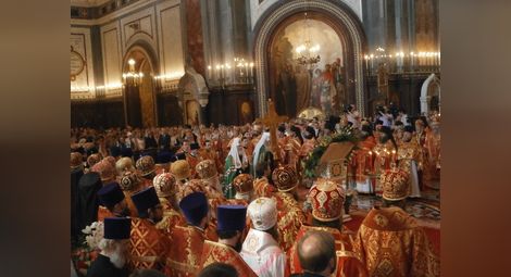 С празничен камбанен звън посрещнаха патриарх Неофит в подворието в Москва