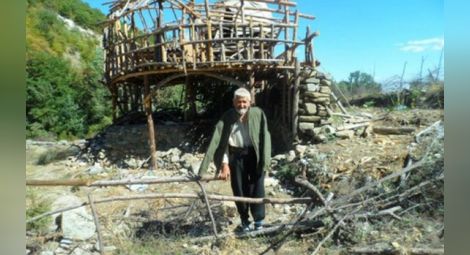 Дядо строи Ноев ковчег в село Црънча