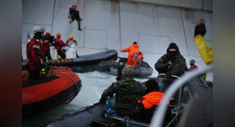 Активисти на „Грийнпийс” арестувани при акция срещу нефтена платформа на „Газпром” в Арктика