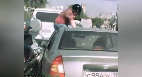 Руснак даде урок на нагли рокери, препречили пътя на колата му (видео)