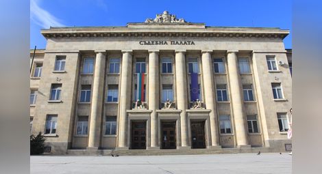 Асоциация заведе дело за затворения централен вход на Съдебната палата