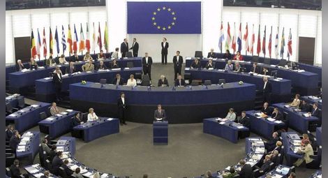 Юнкер получи "зелена светлина" за преговори от лидерите в Европарламента