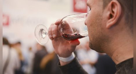 Българите пият почти два пъти повече вино, отколкото си купуват