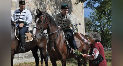 Велопоход и конници отдадоха почит на Червеноводските герои