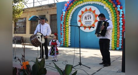 4-годишна певица откри седмия  събор „Ценово пее и танцува“