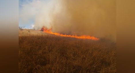 Военни стрелби запалиха пожар край Казанлък