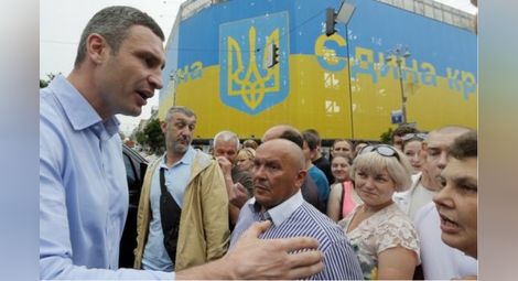 Народното вече посрещна Кличко с "Позор!"