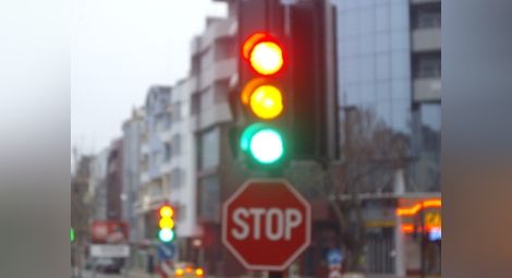Звукови устройства на светофари  помагат на слепите да пресекат