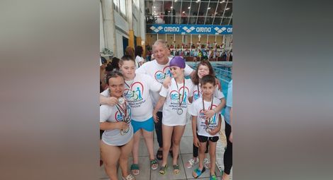Малките плувци на фондация „Александър Русев“ с безценна купа и медали от национален турнир