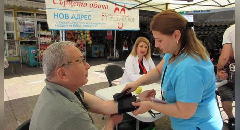 Десетки загрижени за здравето си русенци се възползваха вчера от възможността да им бъде измерено кръвното в изнесения пункт на „Медика“ на Централния пазар.  Снимка: Русе Медиа