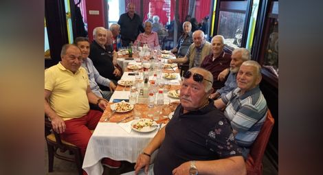 Валентин Симеонов събра легендарни футболисти на празнична вечеря