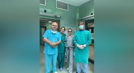 На снимката отляво надясно доц. Наделин Николов, д-р Стоян Генадиев с маската, Мария Собаджиева от Medtronic и д-р Петя Кашукеева.                          Снимка: УМБАЛ „Канев“