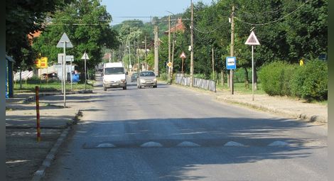 Николово затваря пътя на тирове, хитруващи румънци карат през селото без номера