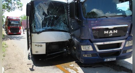 Автобус с работнички катастрофира заради обратен завой на румънски тир