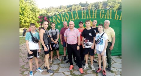 Бъдещи капитани от Корабната гимназия отсрамиха цяла Североизточна България на славния Ботев път до Околчица