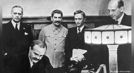 Август 1939 година: подписването на Пакта за ненападение между нацистка Германия и СССР, известен като Пакта Рибентроп-Молотов