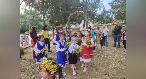 Деца и самодейци възстановиха традициите за Еньовден в община Ценово /галерия/