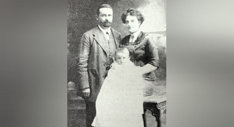 Публикуваната снимка в русенски ежедневник на Николай Н. Гарнаулт със семейството му, като драгоманин (секретар) на руското консулство в Русе през 1912 г.