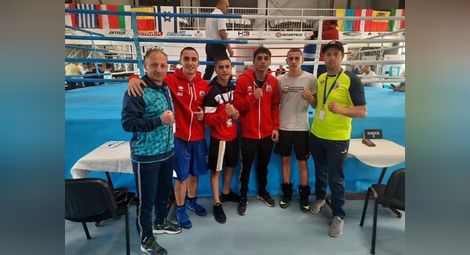 Викторио /втоирят отдясно наляво/ с другите национали на турнира в Румъния.   Снимка: Българска федерация по бокс