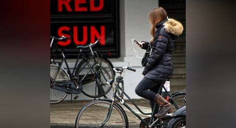Холандия забранява използването на телефон по време на каране на велосипед