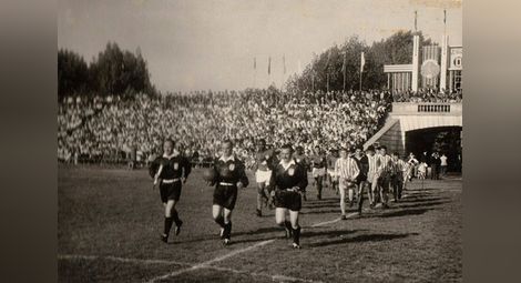 Отборите на „Португеза“ (вляво) и „Дунав“ излизат за приятелския си мач в Русе. Георги Аспарухов е третият, непосредствено след капитана и вратаря.