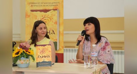Виктория Бешлийска /вдясно/ със състудентката си д-р Петя Абрашева, която я представи пред русенската публика.  Снимка: РБ „Любен Каравелов“