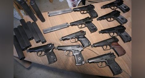 Банда за търговия с оръжия продавала калашници за 3000 лева, а пистолети "Макаров" - за 1000 лева