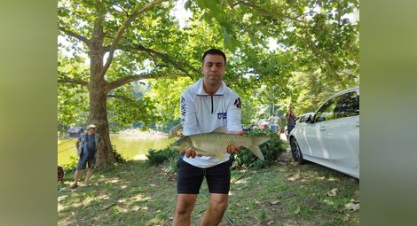 Големи риби крие забраненото за въдичари малко езеро в Николово